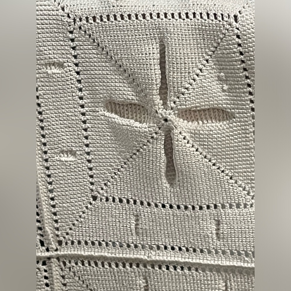 VINTAGE STYLE BATES Cream Hand-Crocheted Floral Bedspread/ COVERLET 85”X 79” - Picture 8 of 10